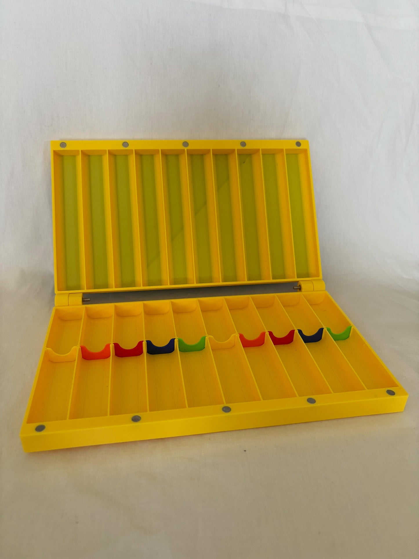 Spring box for 10th scale 13mm or smaller off road springs with coloured inserts.
